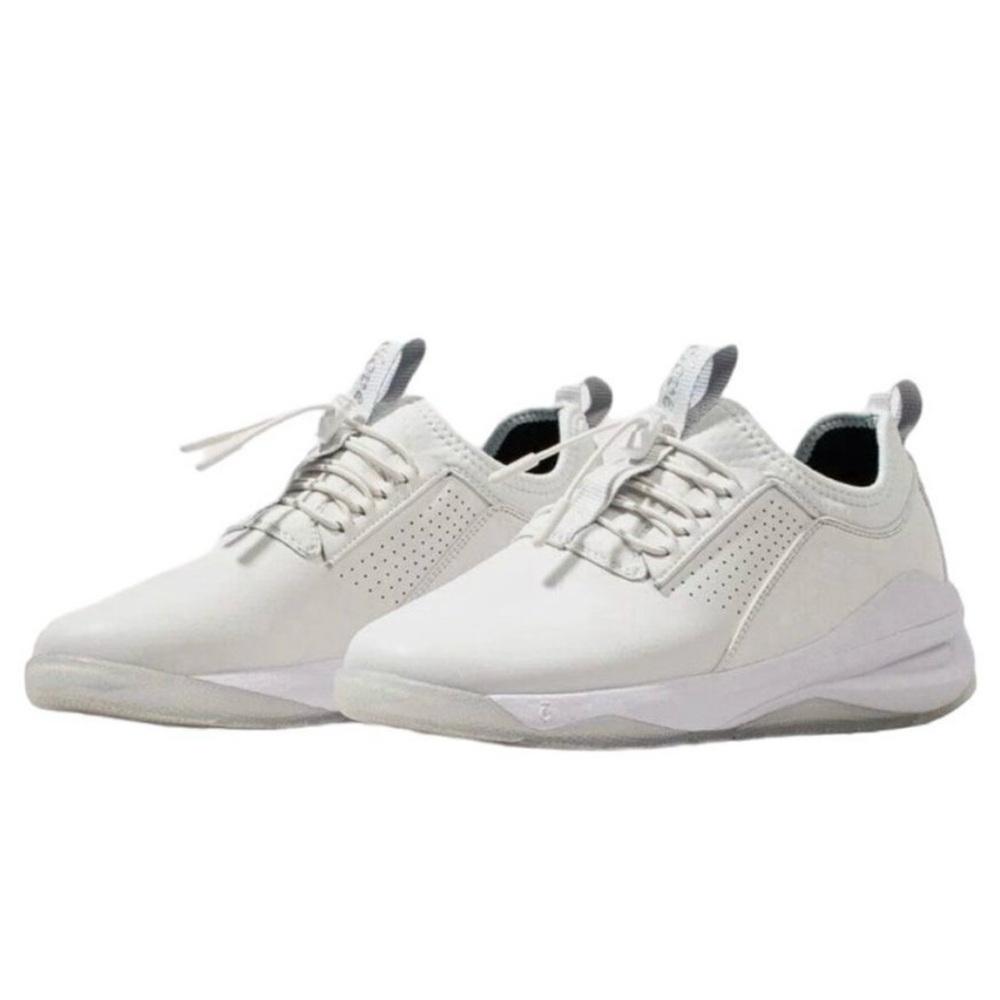 Clove Brilliant White nursing sneaker